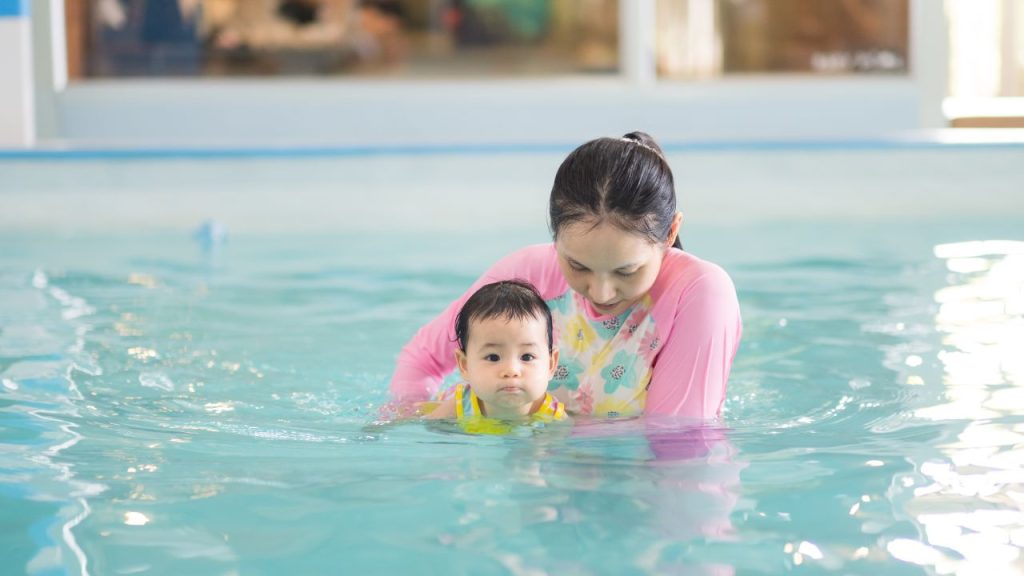 manfaat berenang untuk bayi