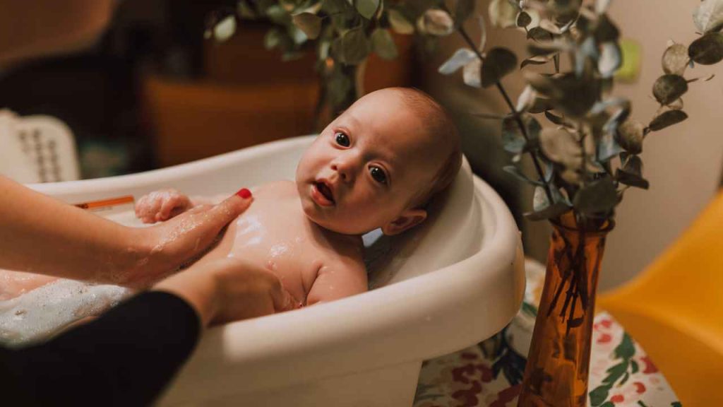 sebaiknya bayi mandi air hangat atau dingin