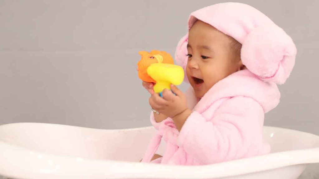 sebaiknya bayi mandi air hangat atau dingin