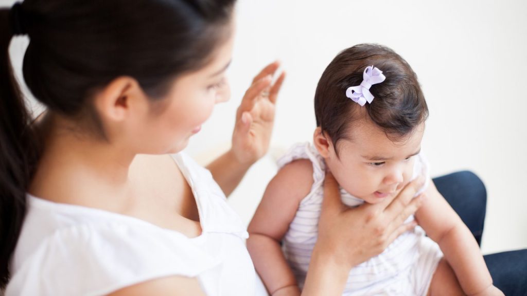 Cara Menyendawakan Bayi