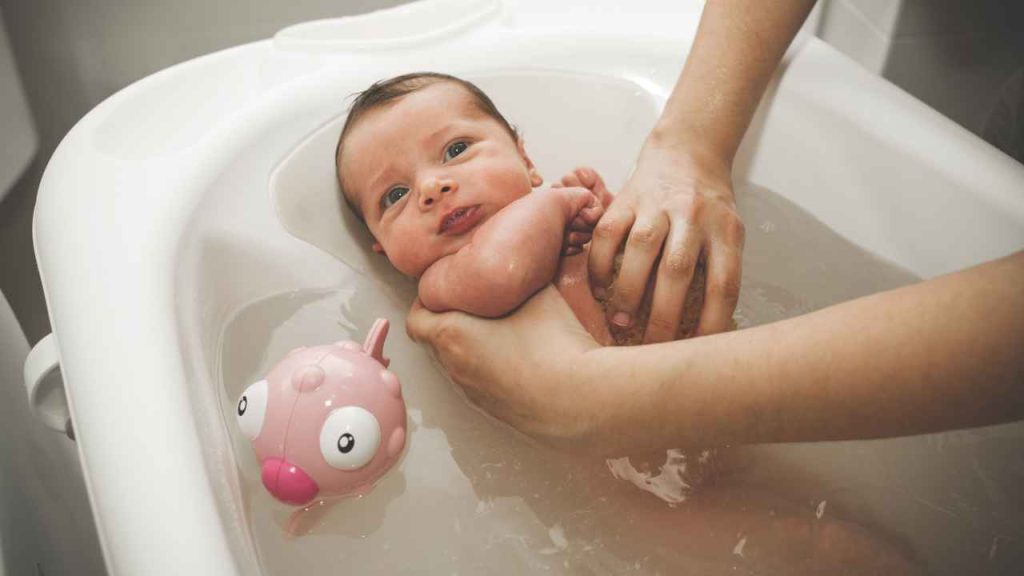sebaiknya bayi mandi air hangat atau dingin