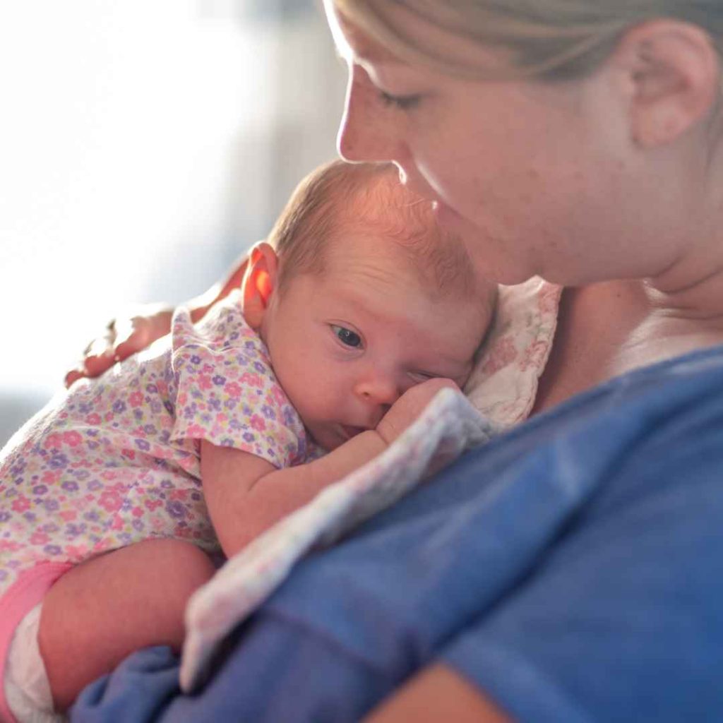 cara menggendong bayi