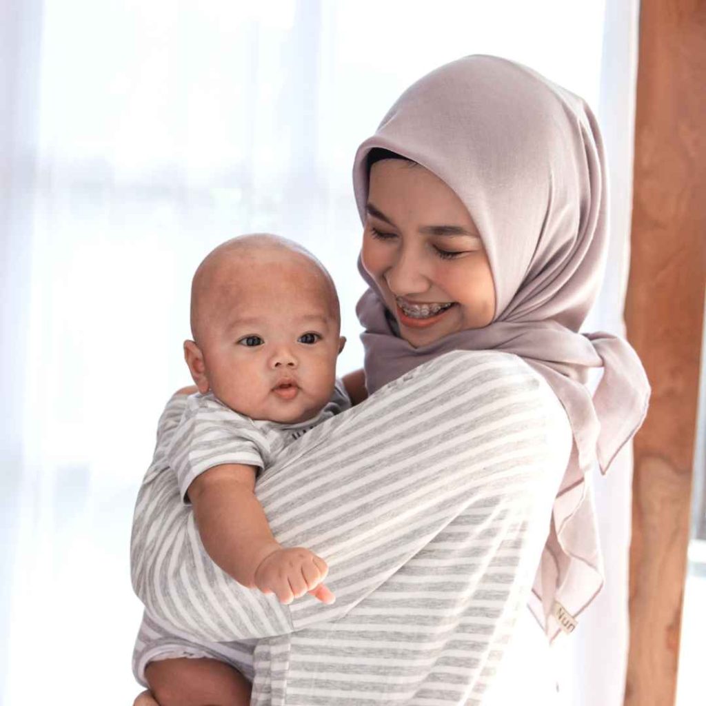 cara menggendong bayi yang salah